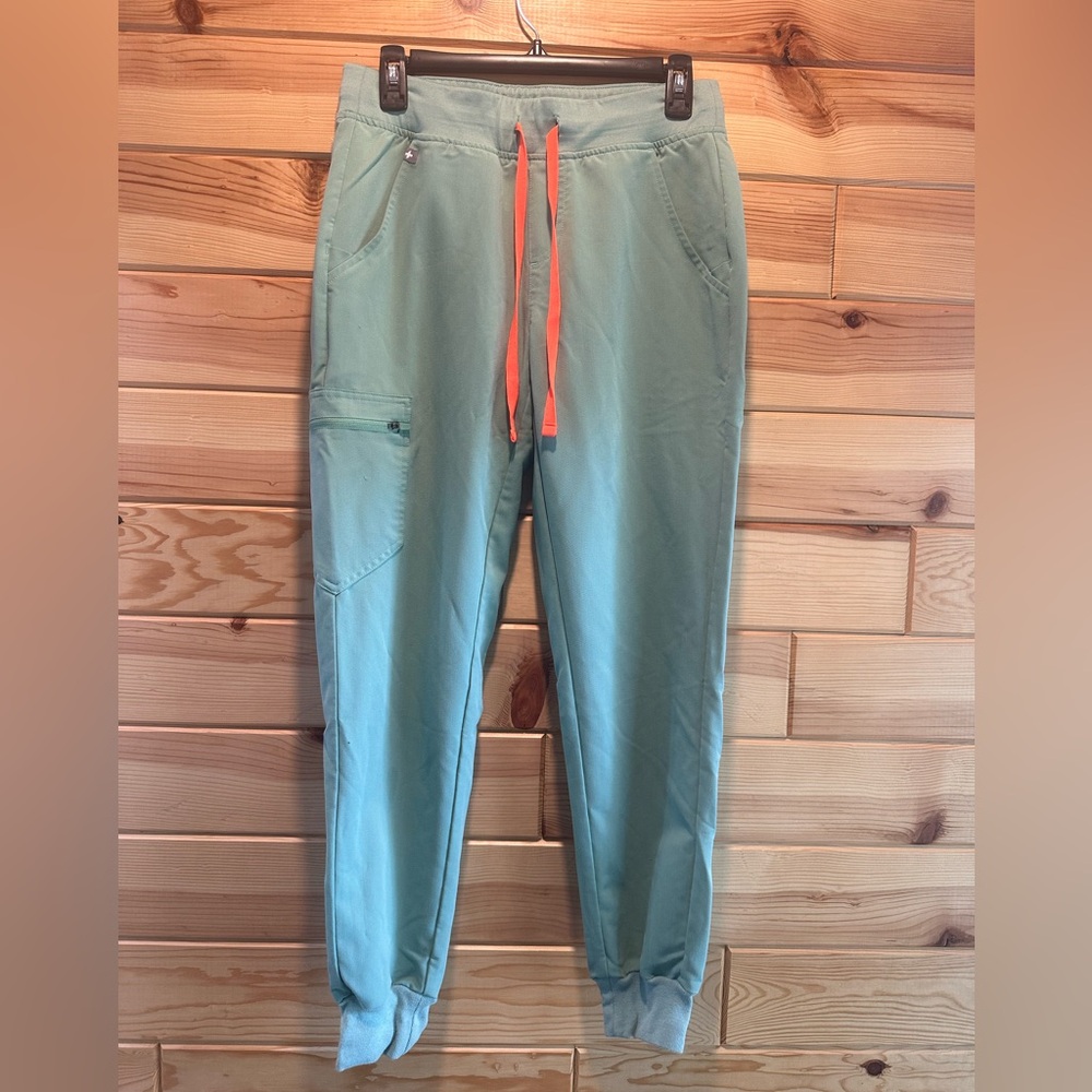 Jade Figs women’s scrub set.